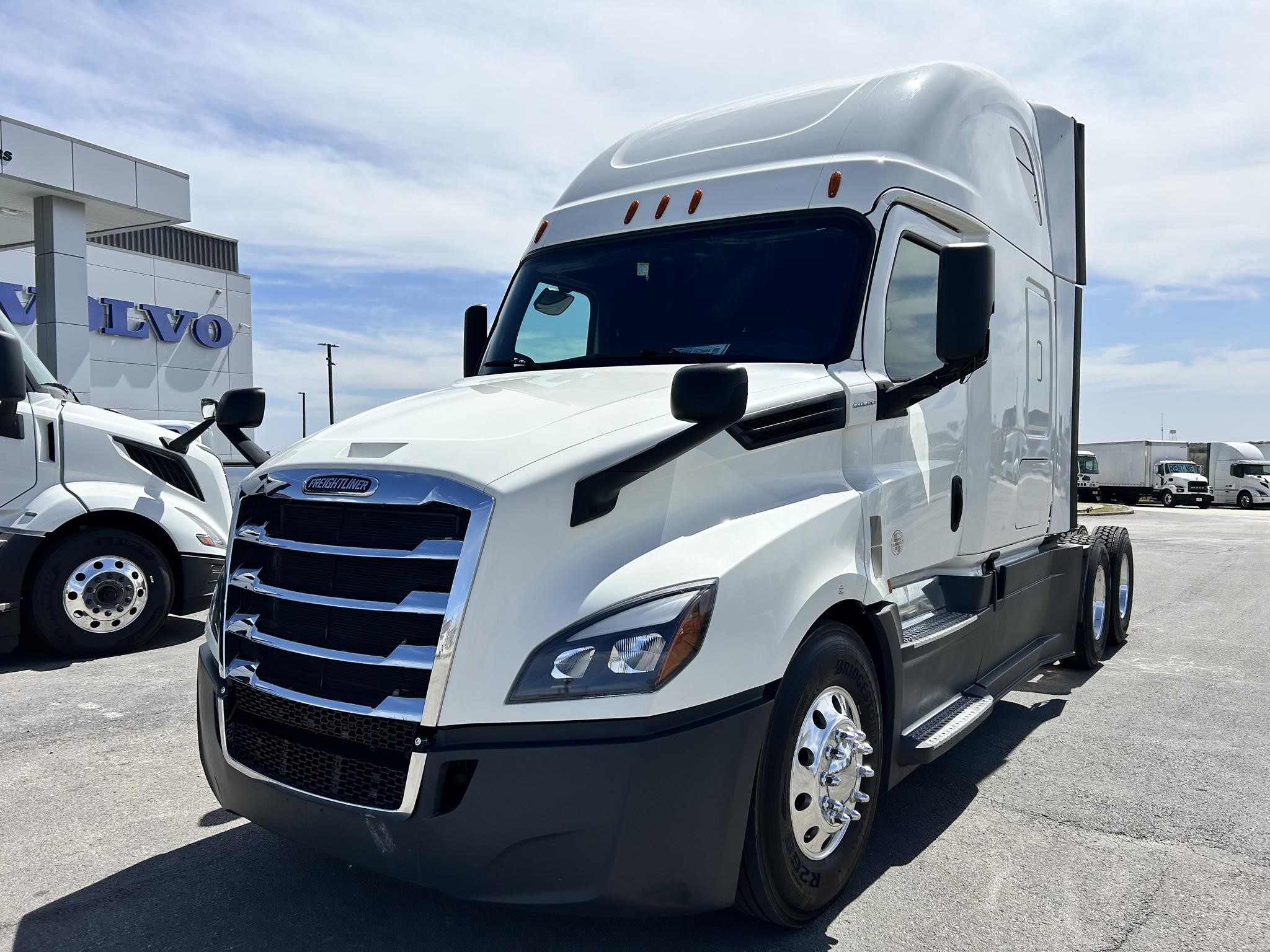 2020 FREIGHTLINER CASCADIA 126 - image 1 of 6