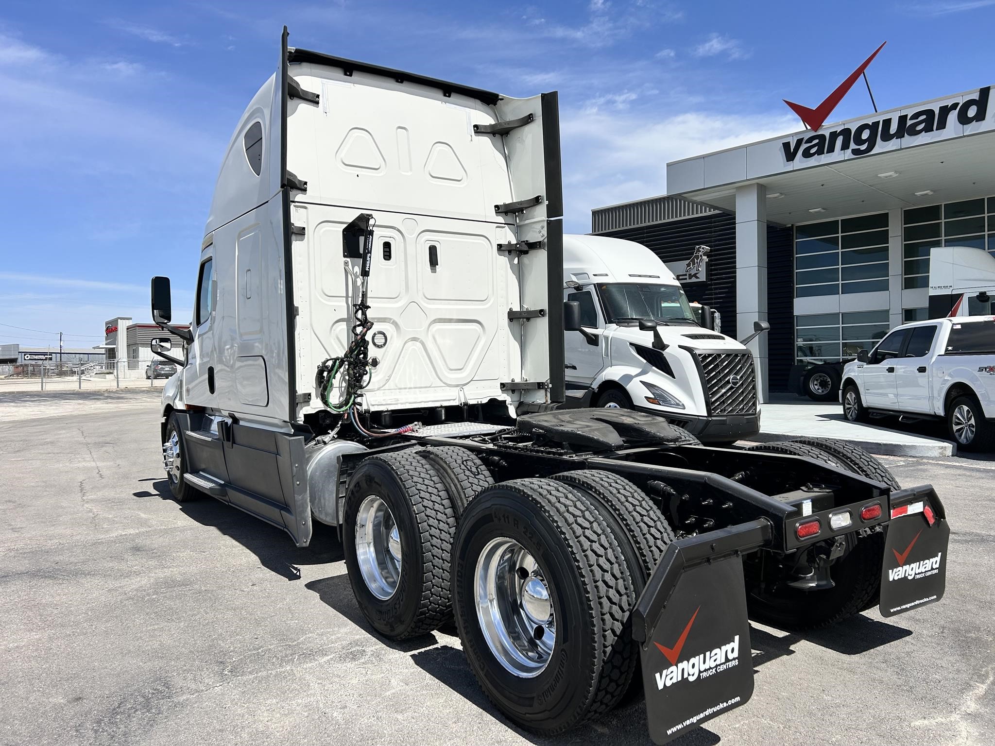 2020 FREIGHTLINER CASCADIA 126 - image 3 of 6