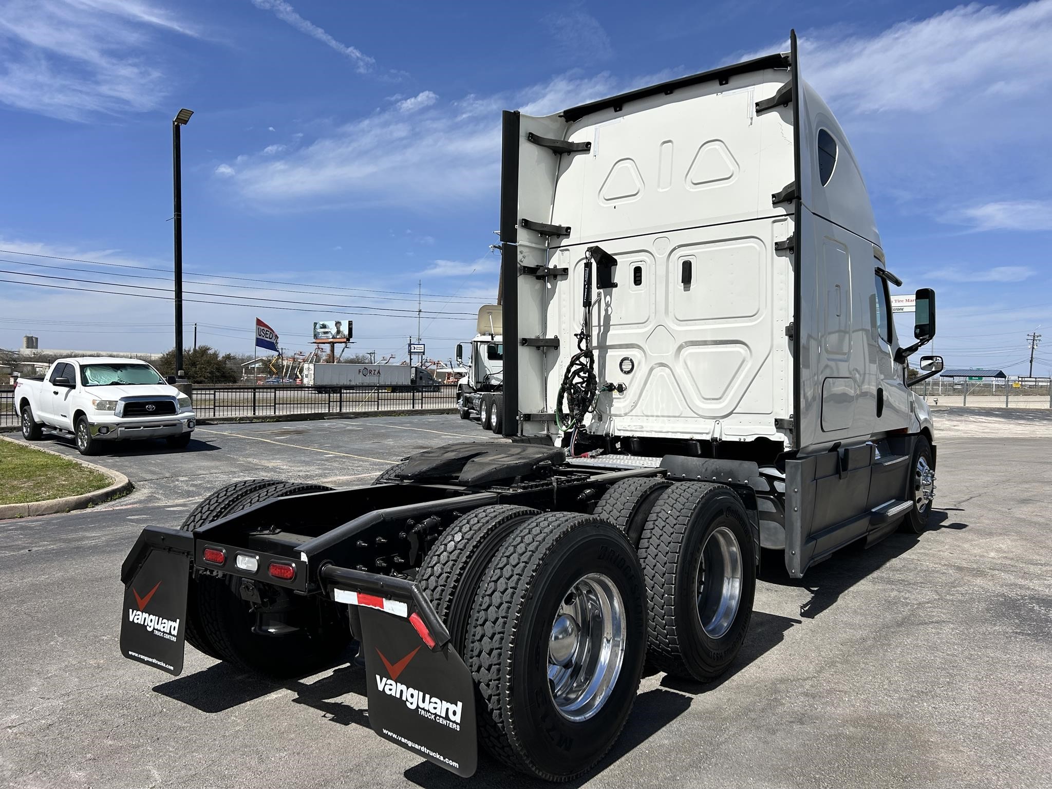 2020 FREIGHTLINER CASCADIA 126 - image 4 of 6