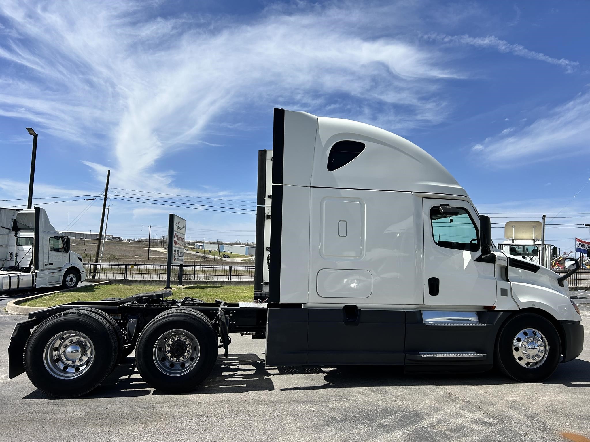 2020 FREIGHTLINER CASCADIA 126 - image 5 of 6