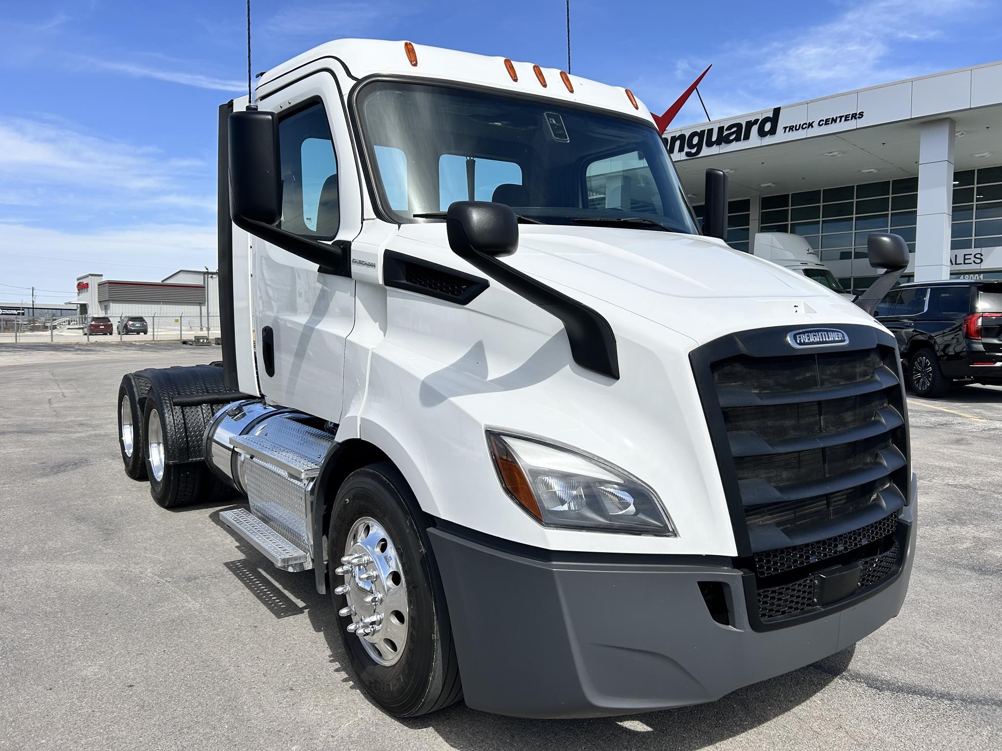 2019 FREIGHTLINER CASCADIA 113 EVOLUTION - image 2 of 6