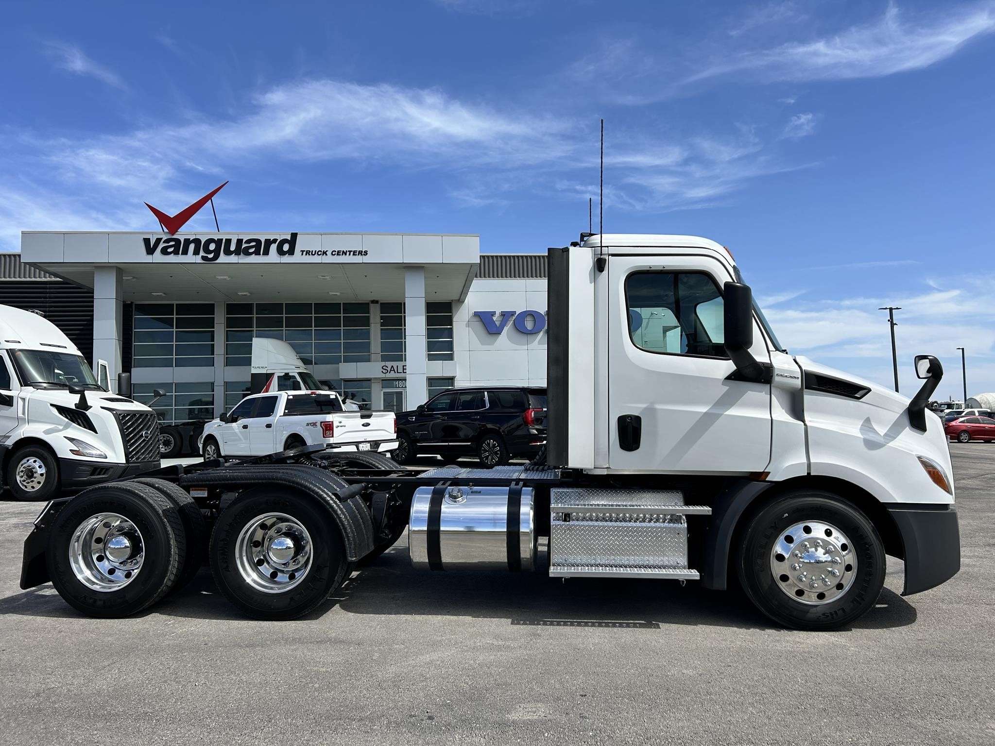 2019 FREIGHTLINER CASCADIA 113 EVOLUTION - image 3 of 6