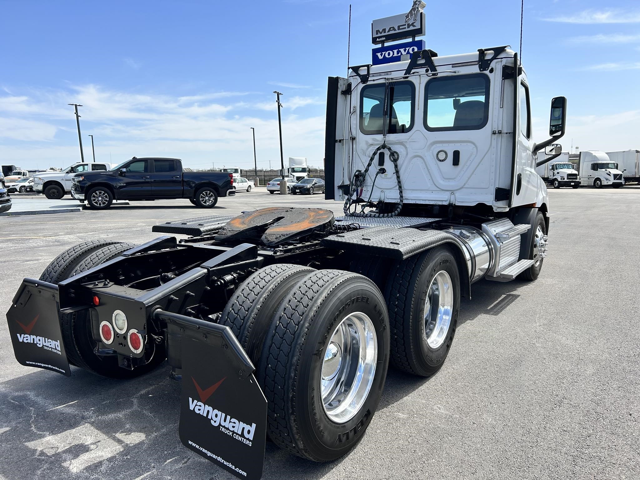 2019 FREIGHTLINER CASCADIA 113 EVOLUTION - image 4 of 6