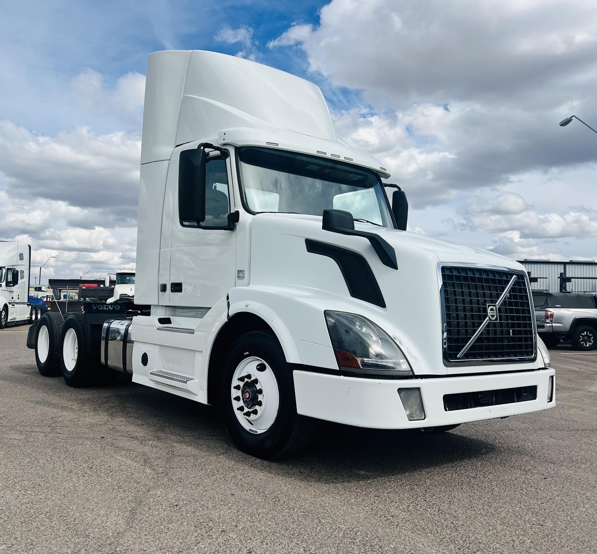 2015 VOLVO VNL42T300 - image 1 of 6