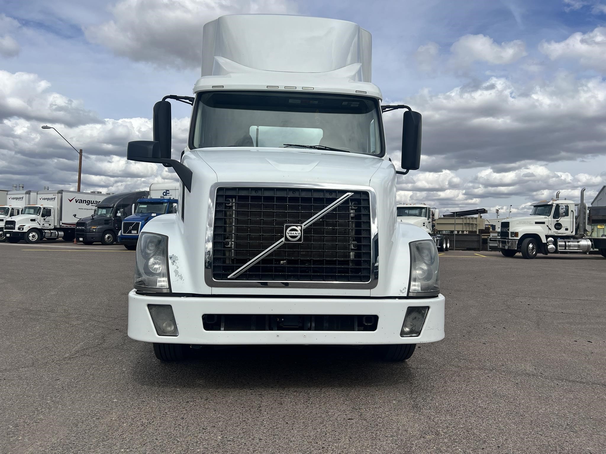 2015 VOLVO VNL42T300 - image 2 of 6