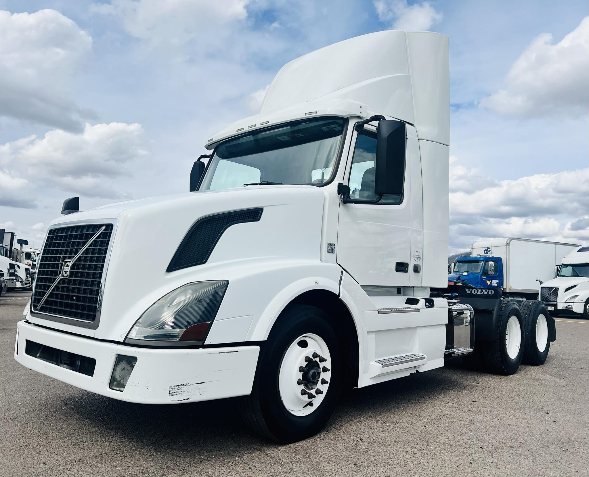 2015 VOLVO VNL42T300 - image 3 of 6