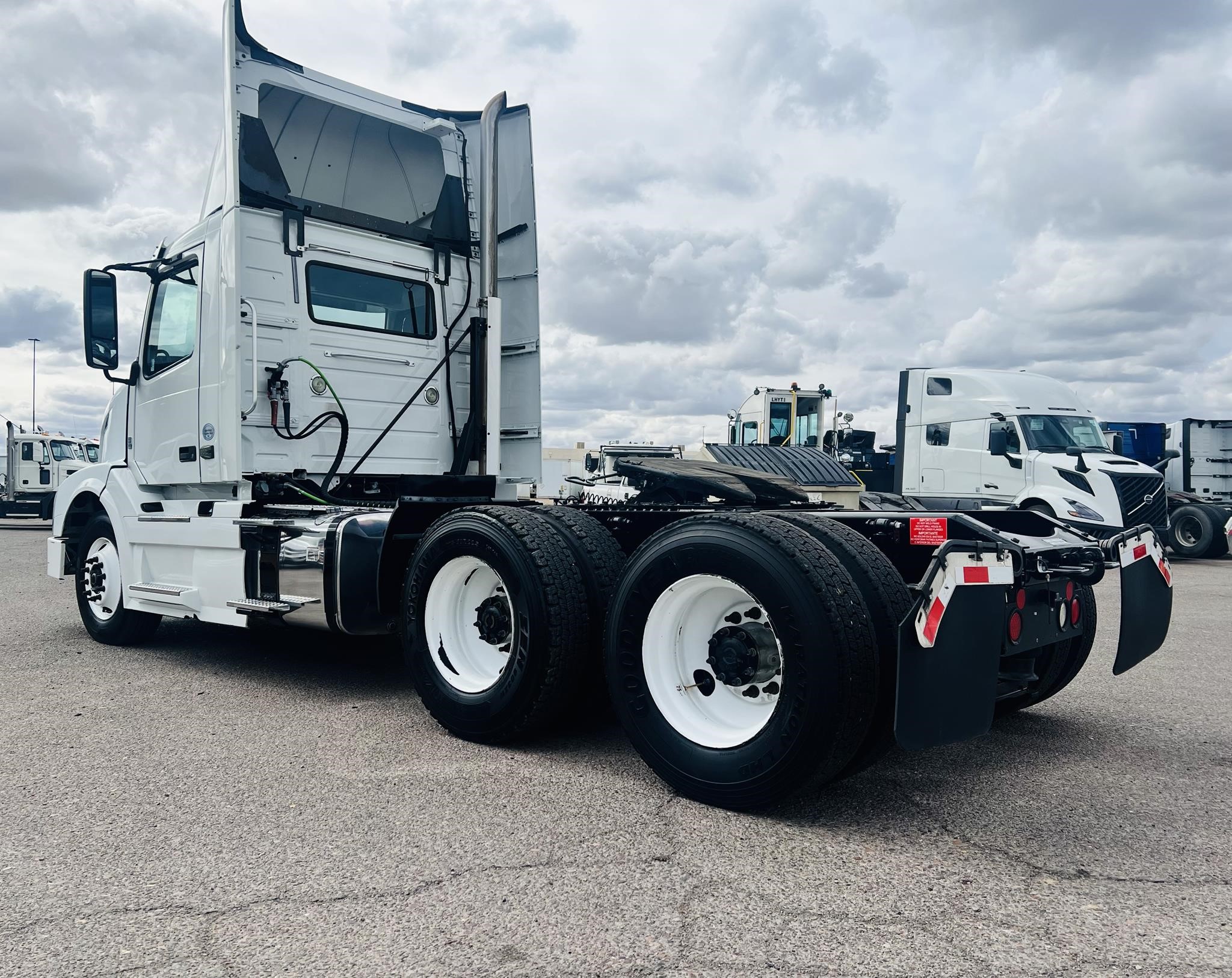 2015 VOLVO VNL42T300 - image 4 of 6