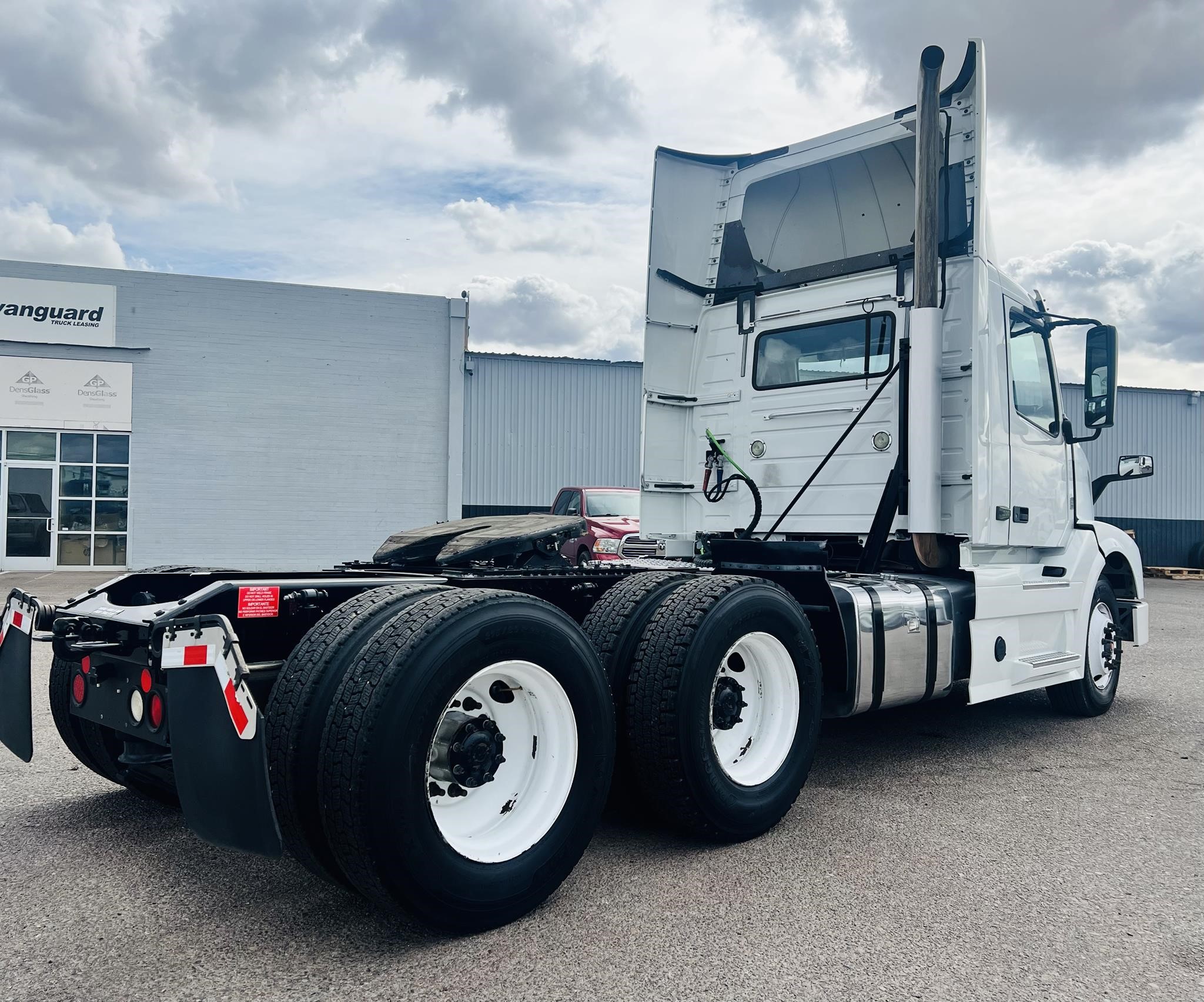 2015 VOLVO VNL42T300 - image 5 of 6