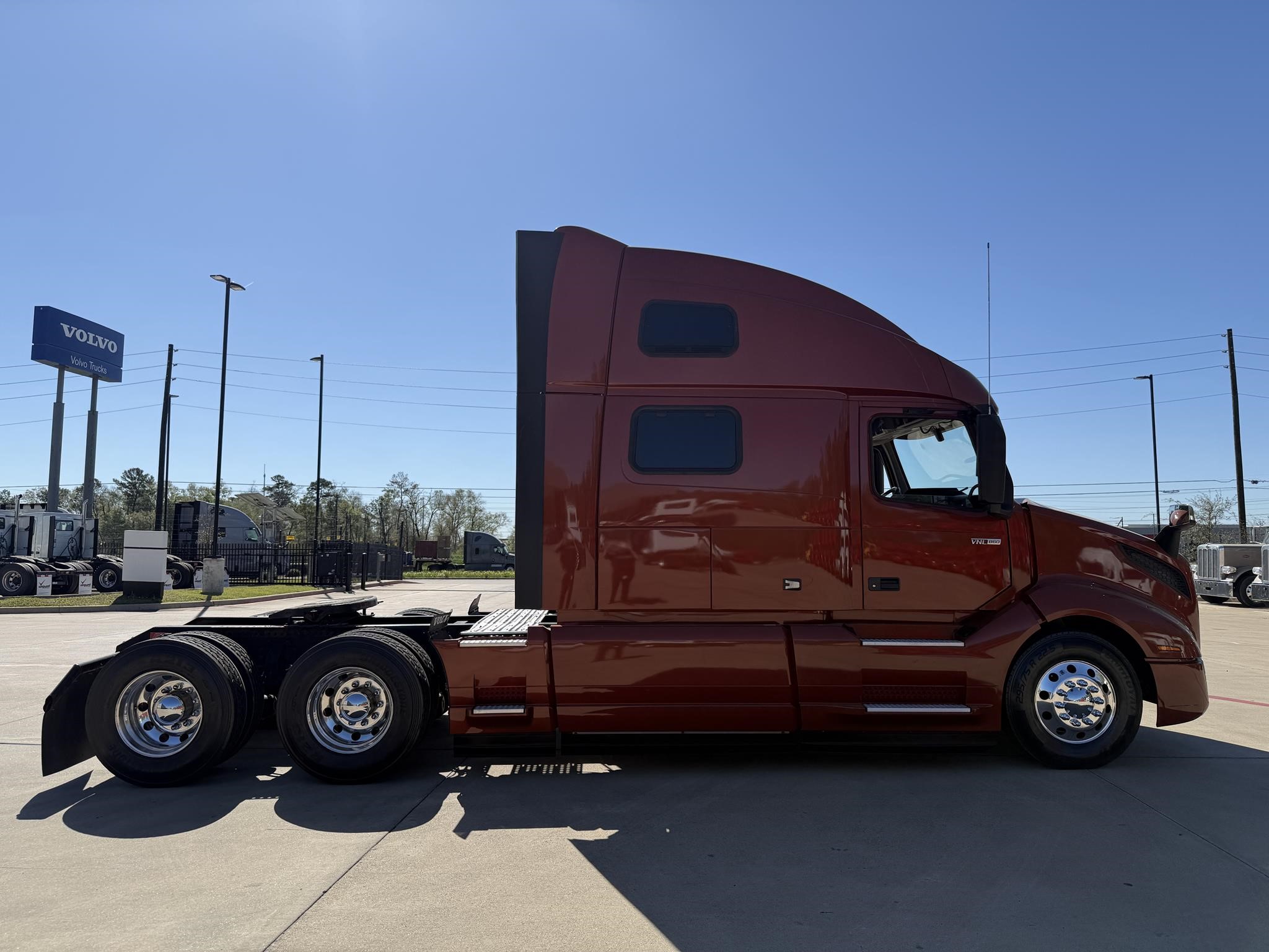 2023 VOLVO VNL64T860 - image 4 of 6