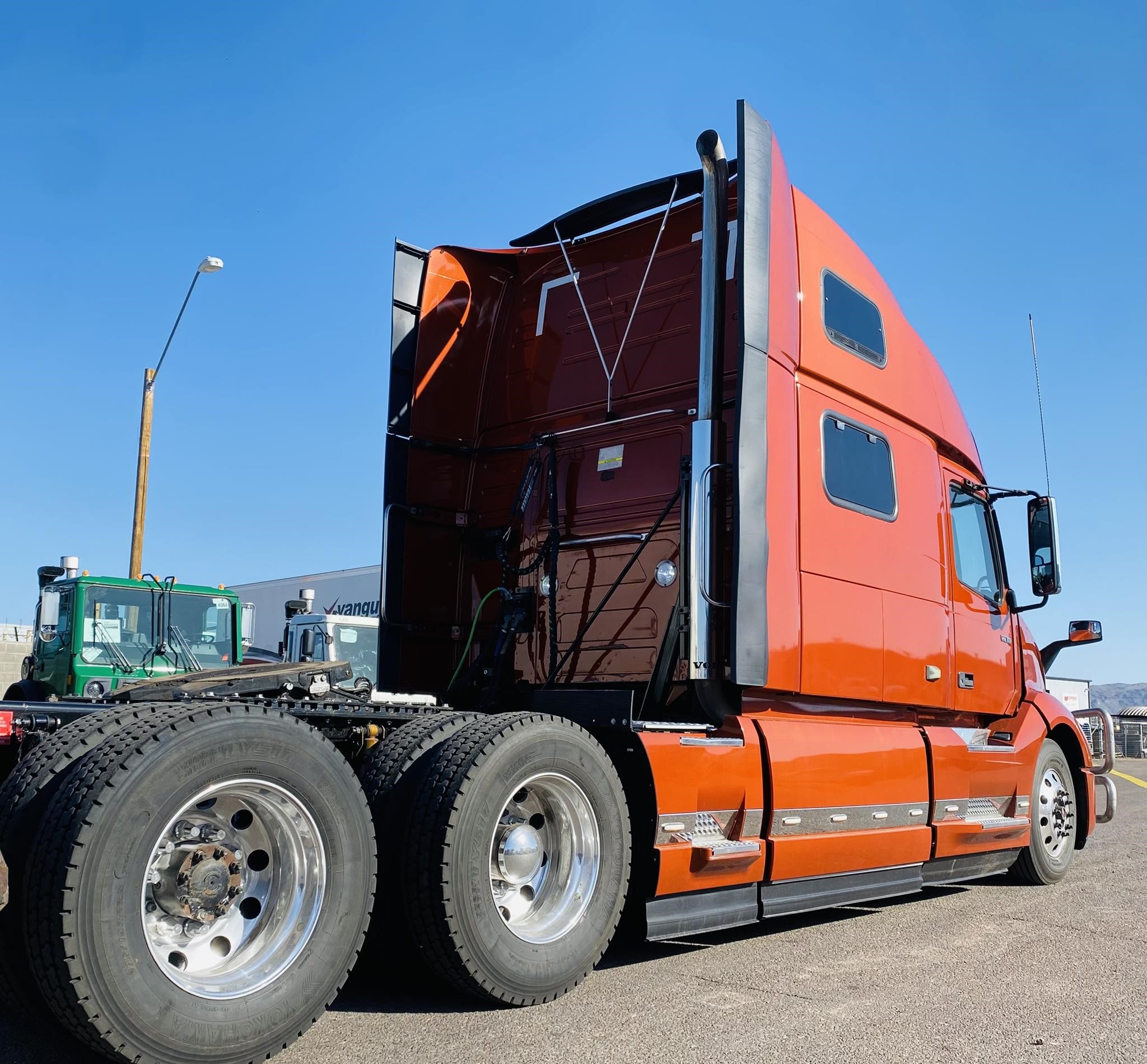 2021 VOLVO VNL64T860 - image 4 of 6