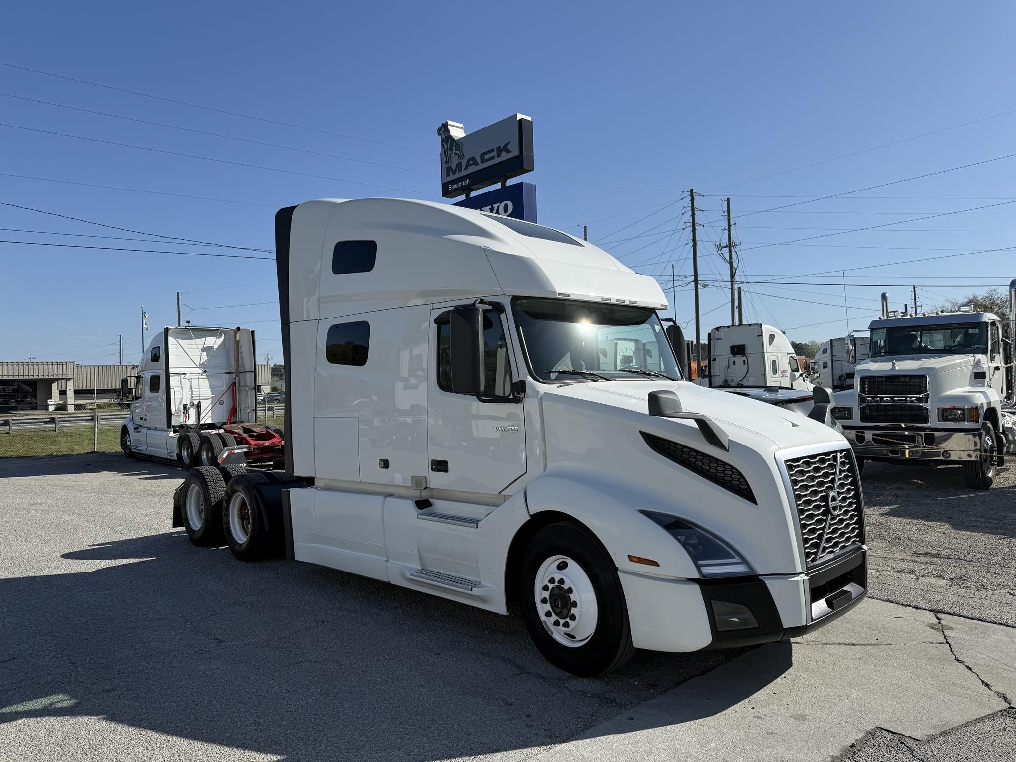 2019 VOLVO VNL64T760 - image 2 of 5