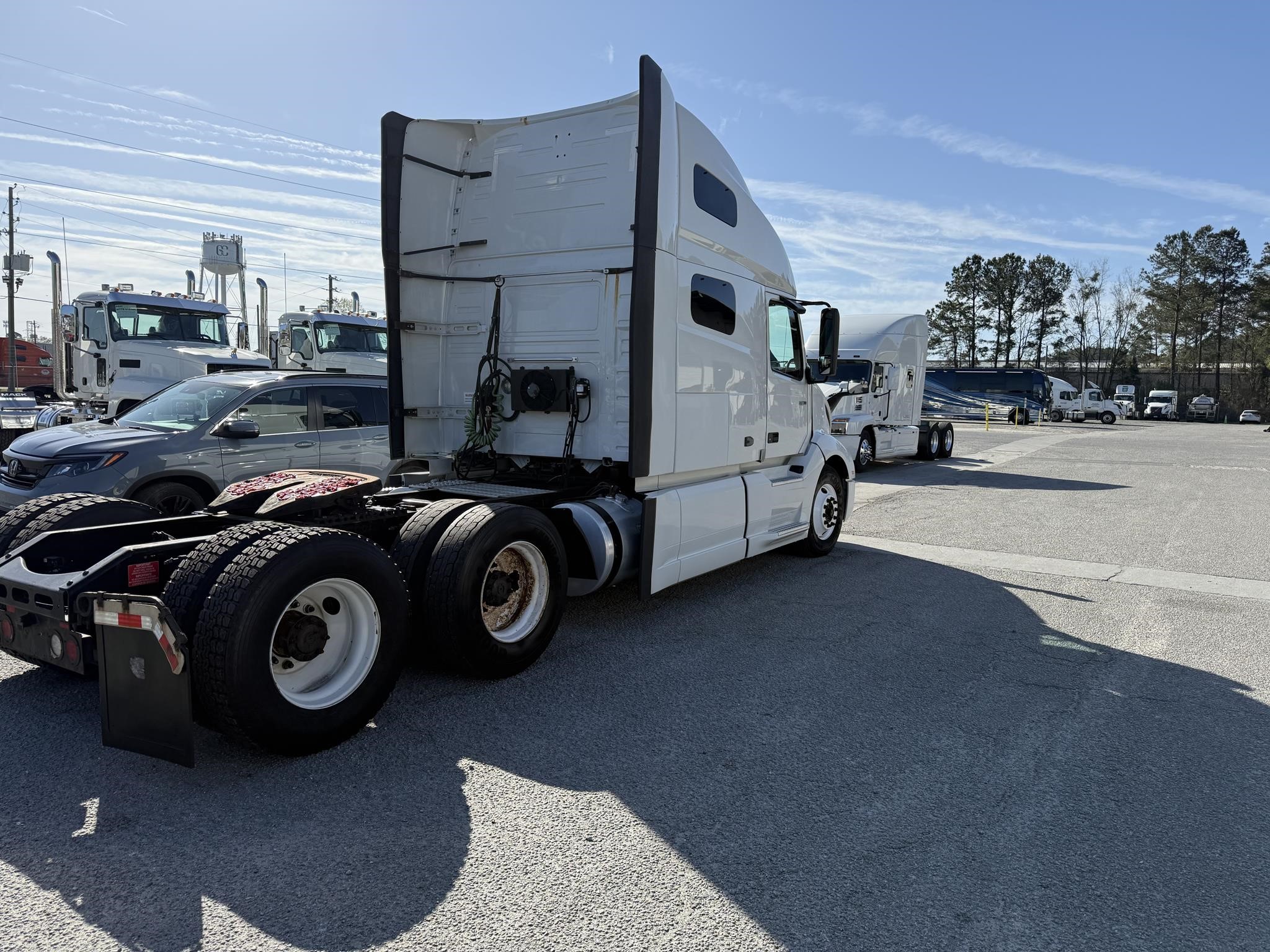 2019 VOLVO VNL64T760 - image 4 of 5