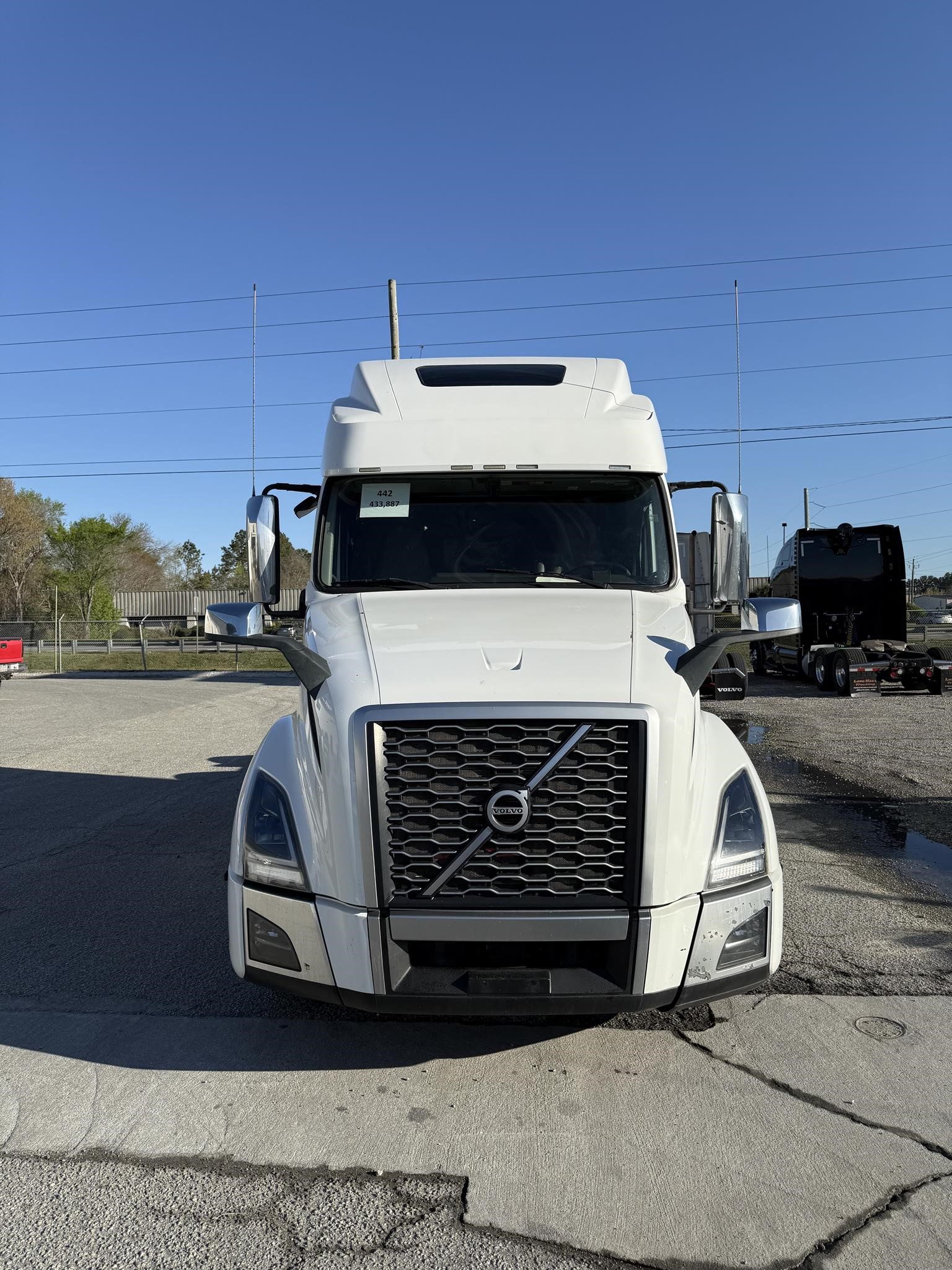 2021 VOLVO VNL64T860 - image 2 of 5