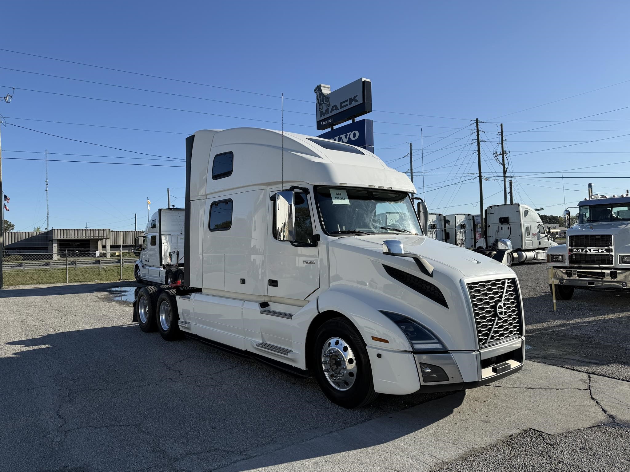 2021 VOLVO VNL64T860 - image 3 of 5