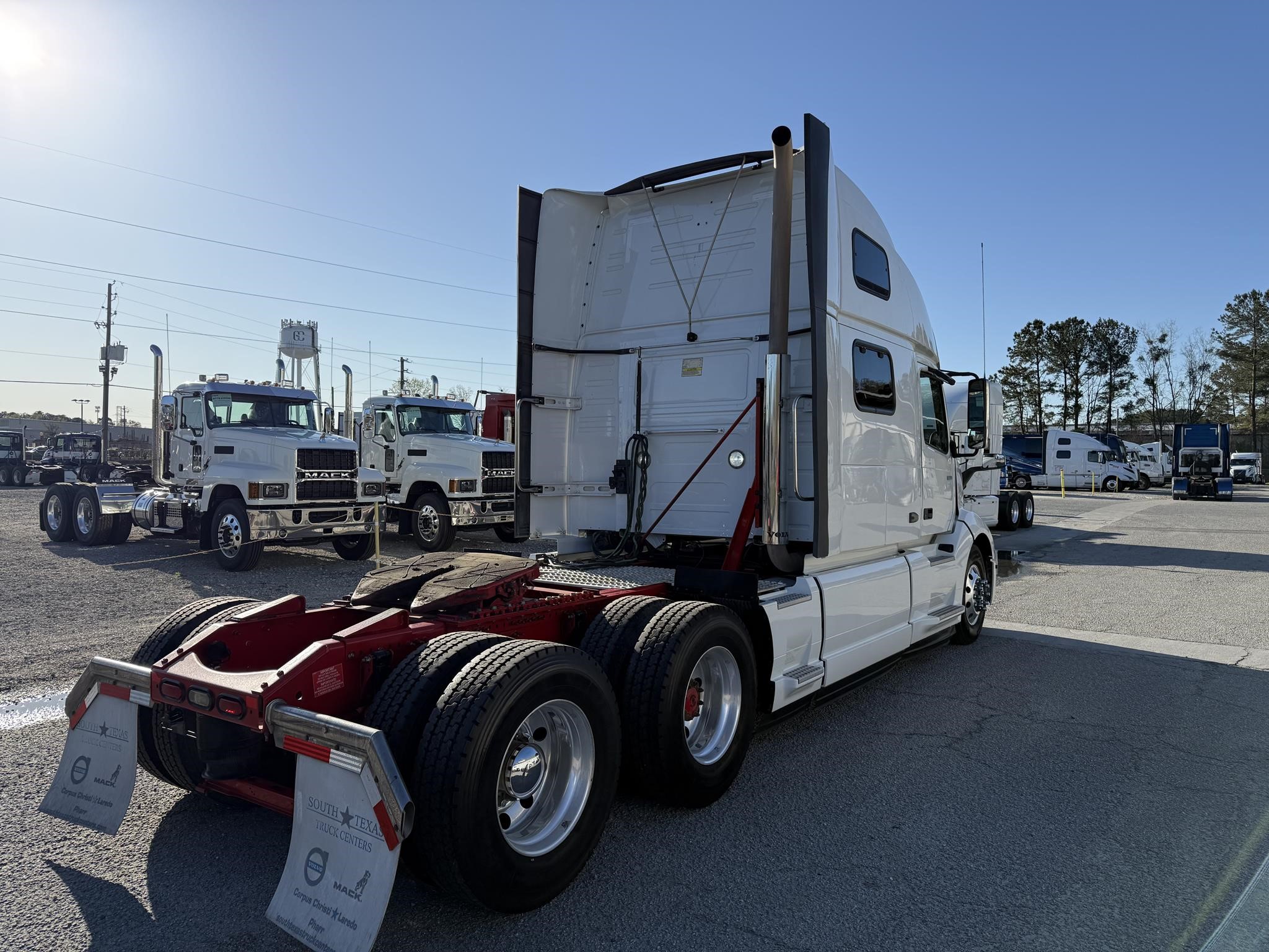 2021 VOLVO VNL64T860 - image 4 of 5