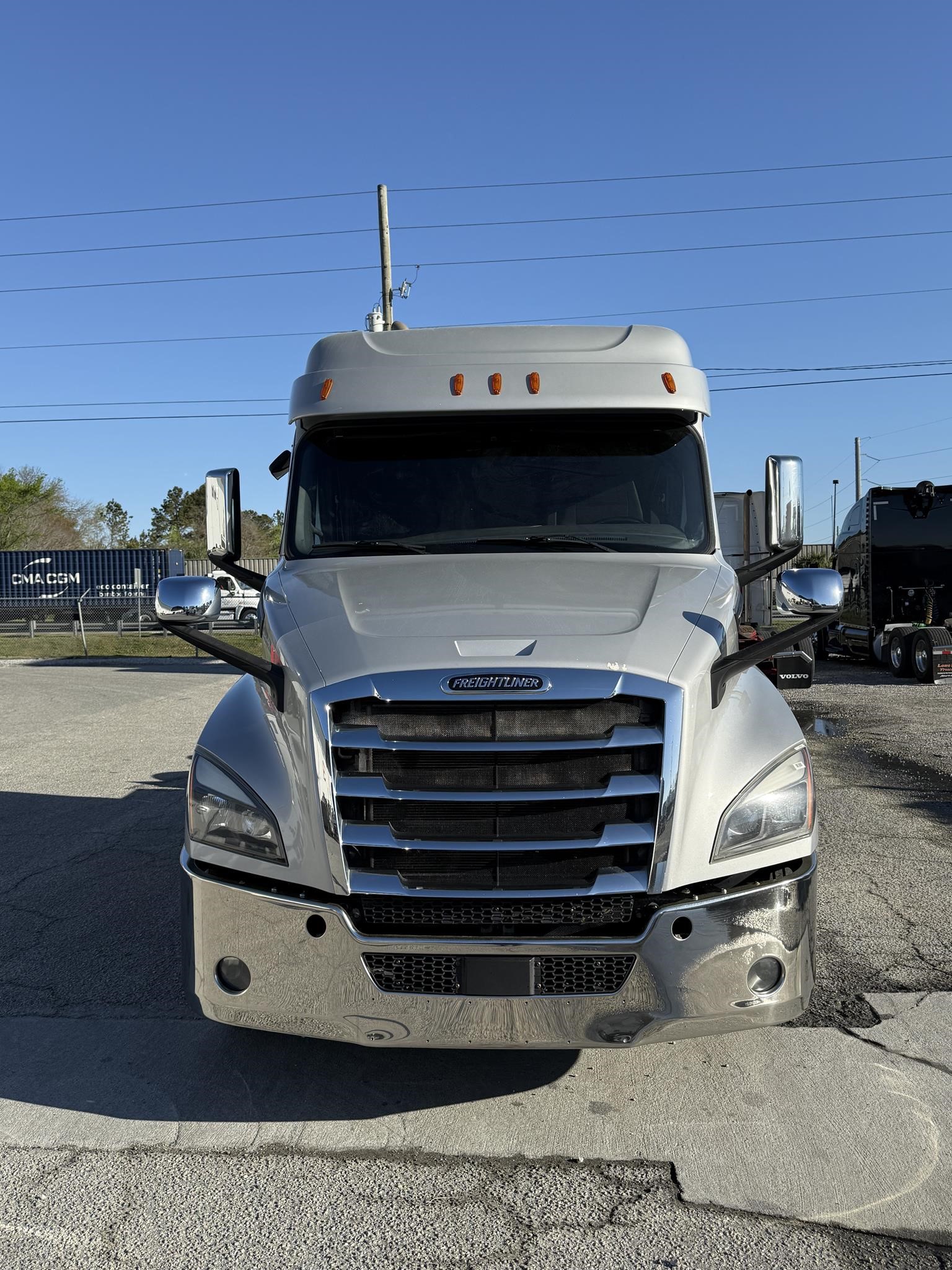 2020 FREIGHTLINER CASCADIA 126 - image 2 of 5