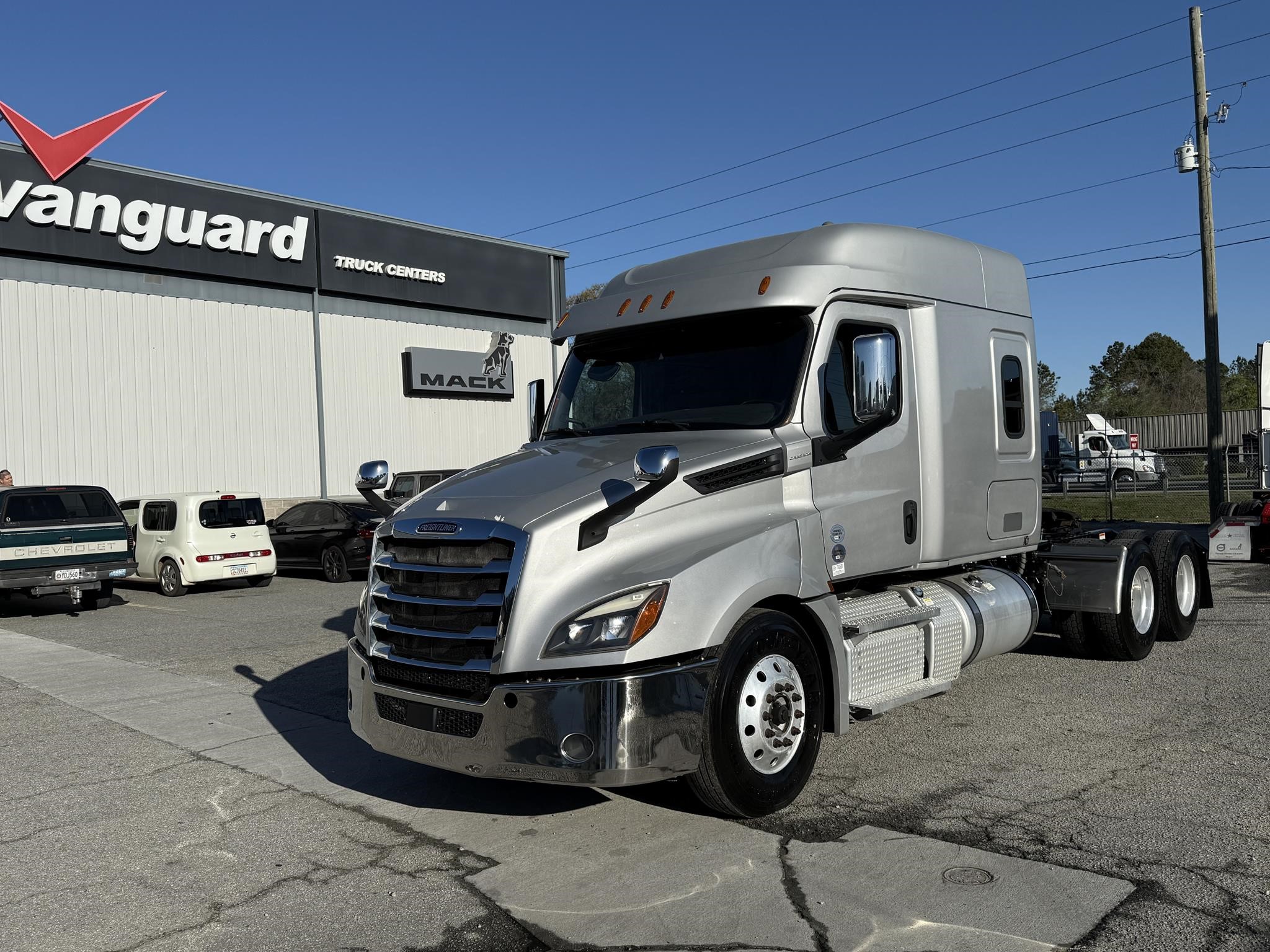 2020 FREIGHTLINER CASCADIA 126 - image 1 of 5