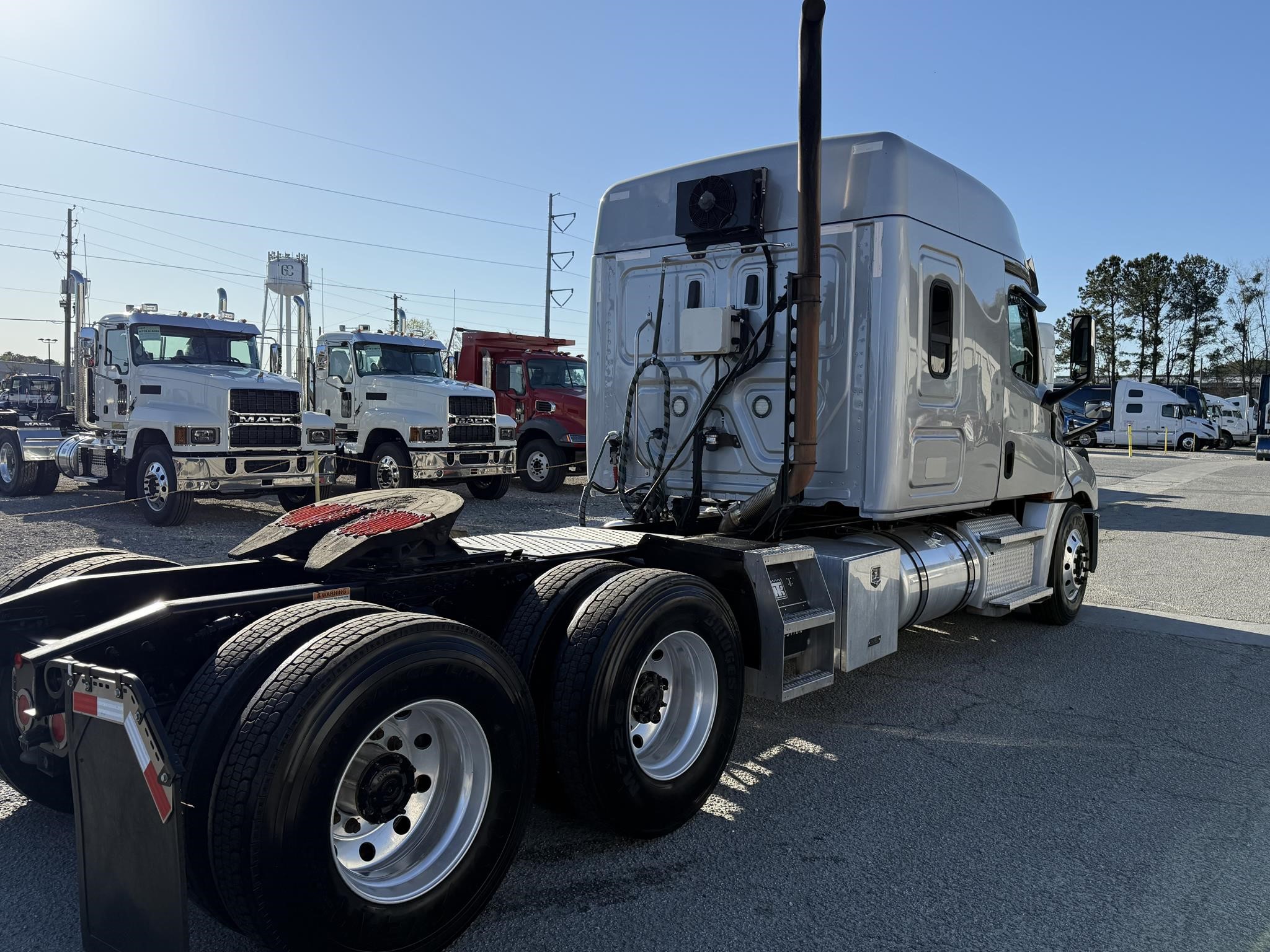 2020 FREIGHTLINER CASCADIA 126 - image 4 of 5