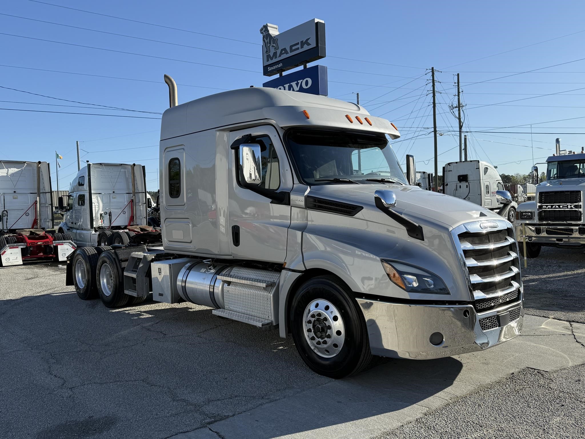 2020 FREIGHTLINER CASCADIA 126 - image 3 of 5