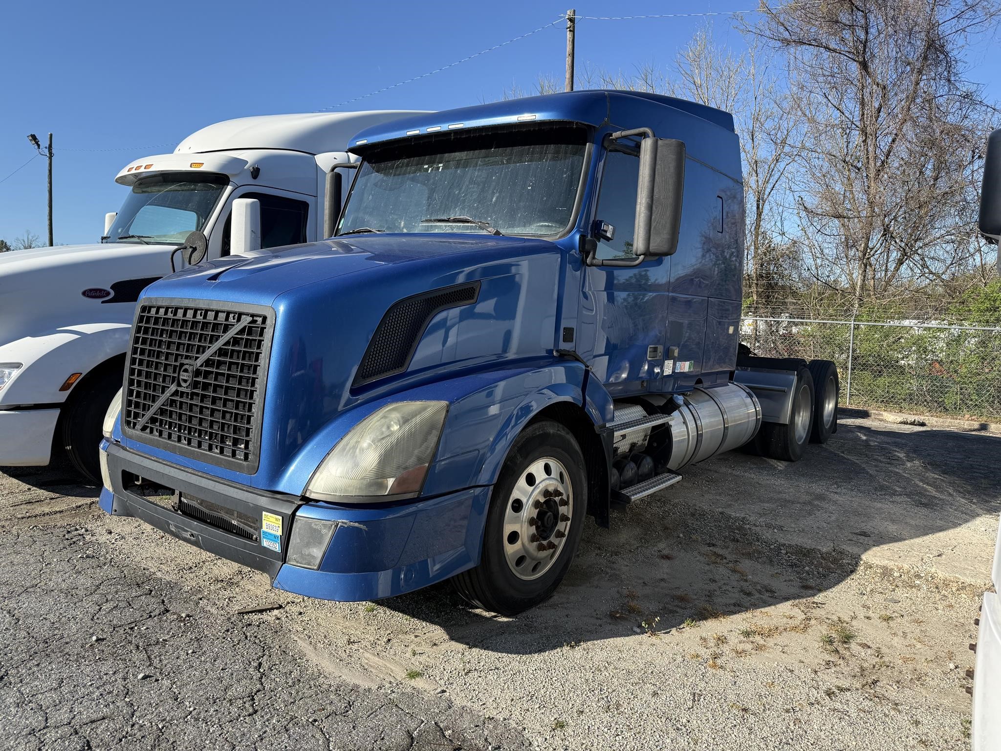 2012 VOLVO VNL64T430 - image 1 of 4