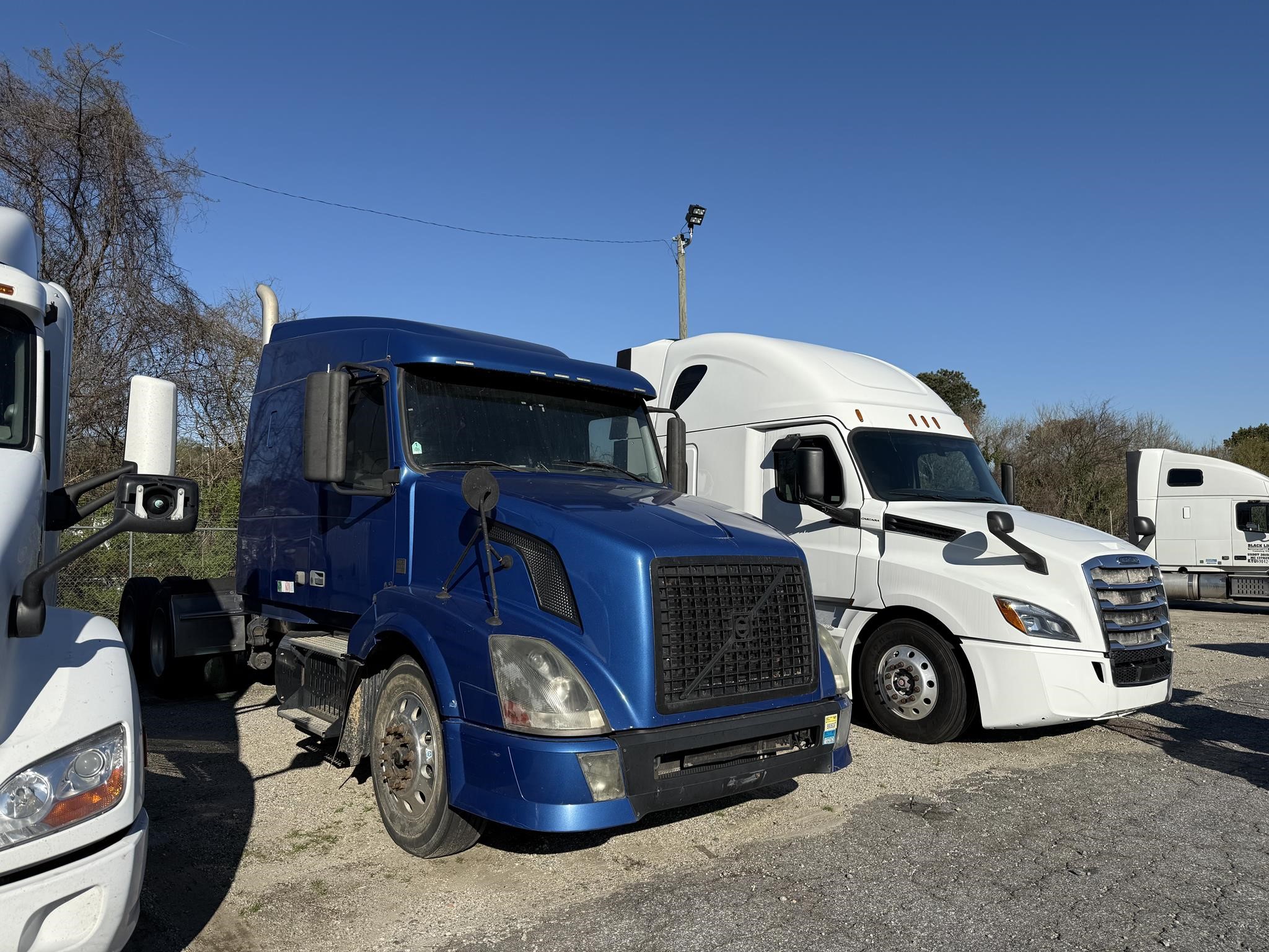 2012 VOLVO VNL64T430 - image 3 of 4