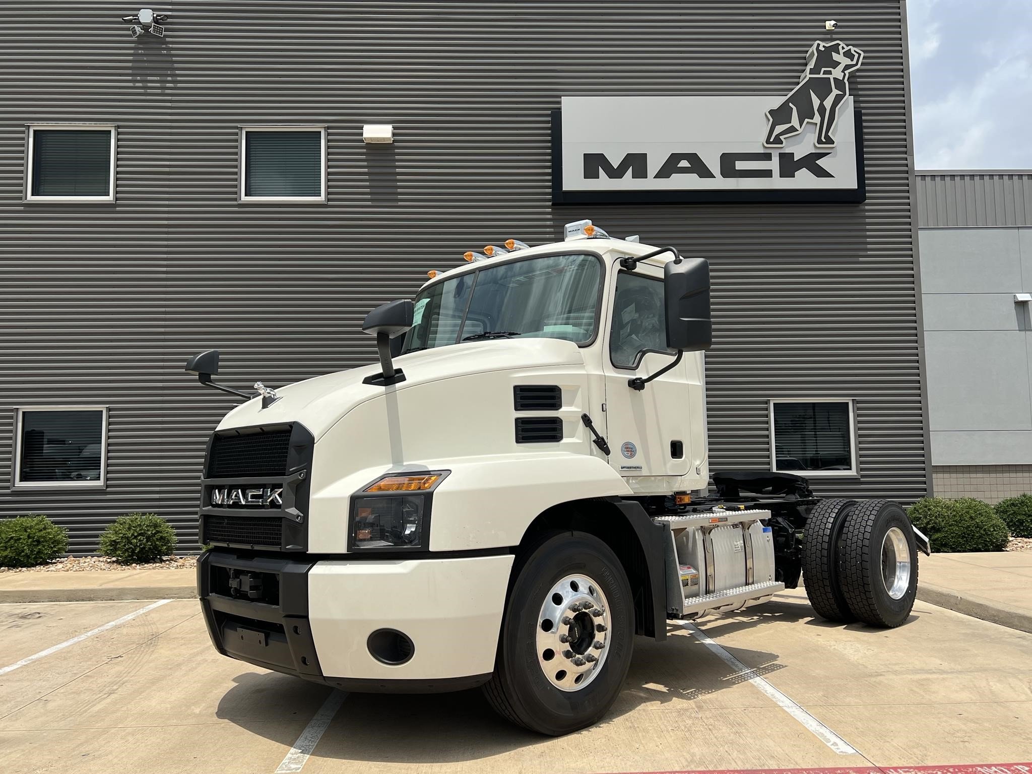 2025 MACK ANTHEM 42T - image 1 of 6