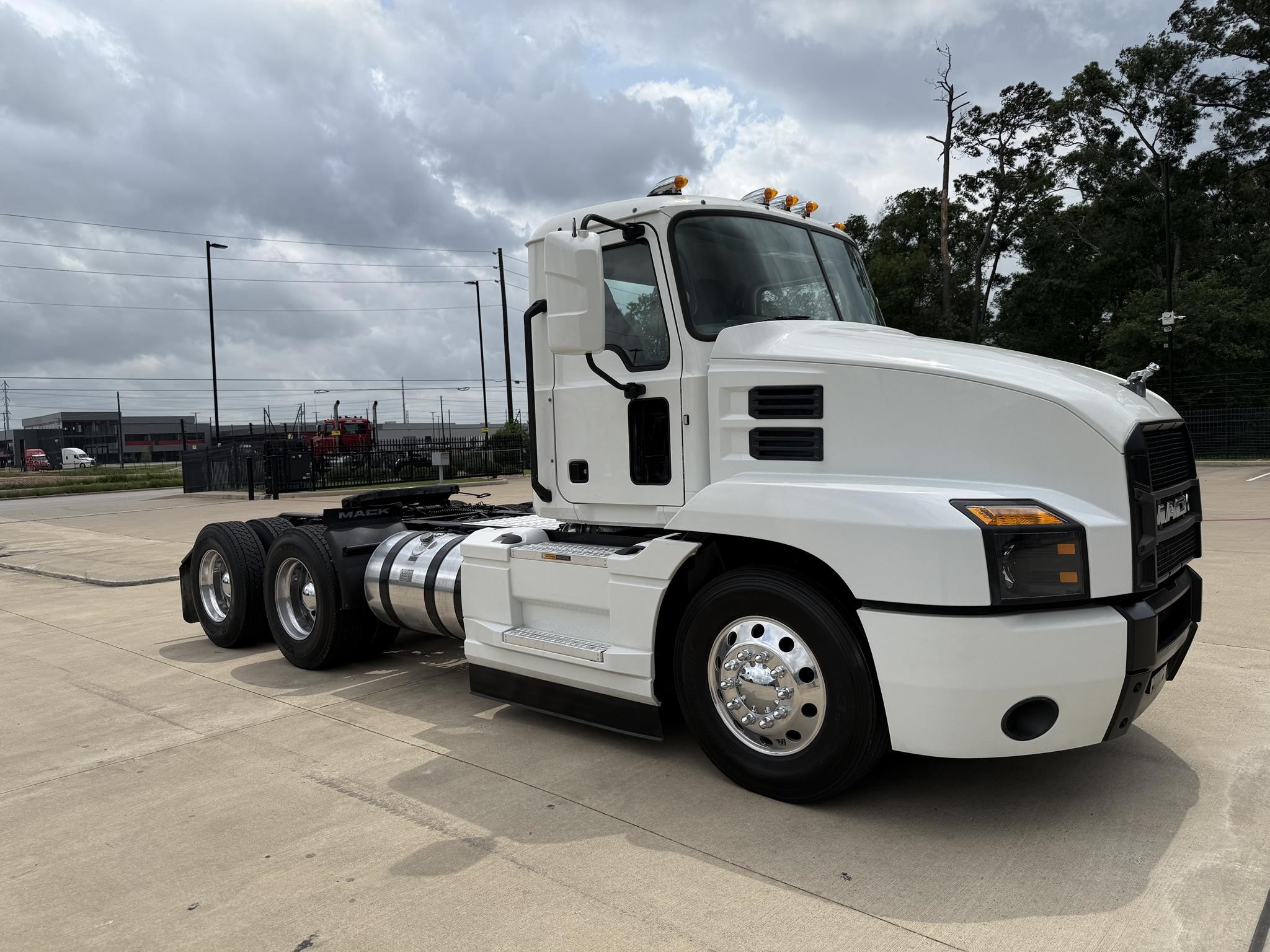 2019 MACK ANTHEM 64T - image 3 of 6