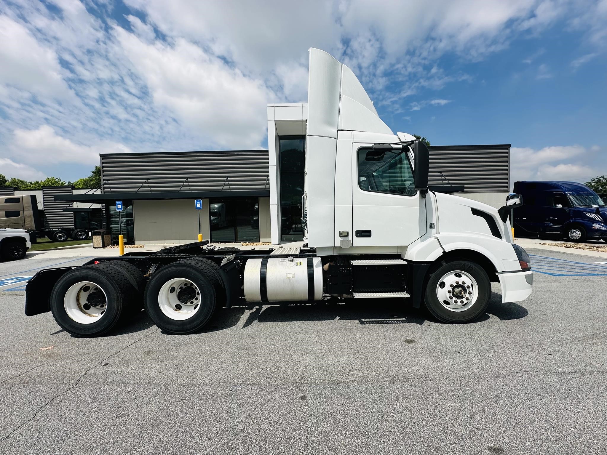 2018 VOLVO VNL64T300 - image 2 of 6