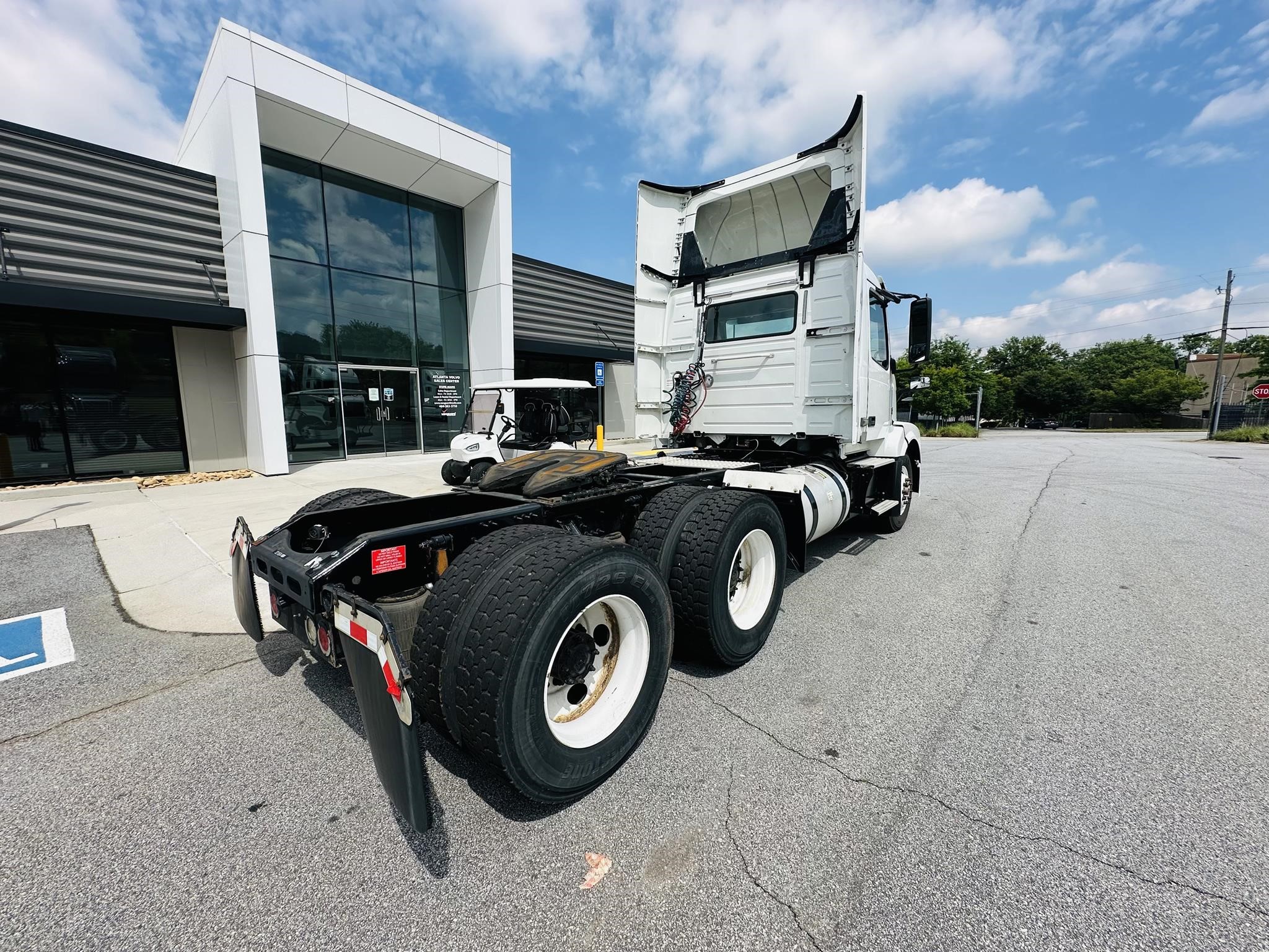 2018 VOLVO VNL64T300 - image 3 of 6