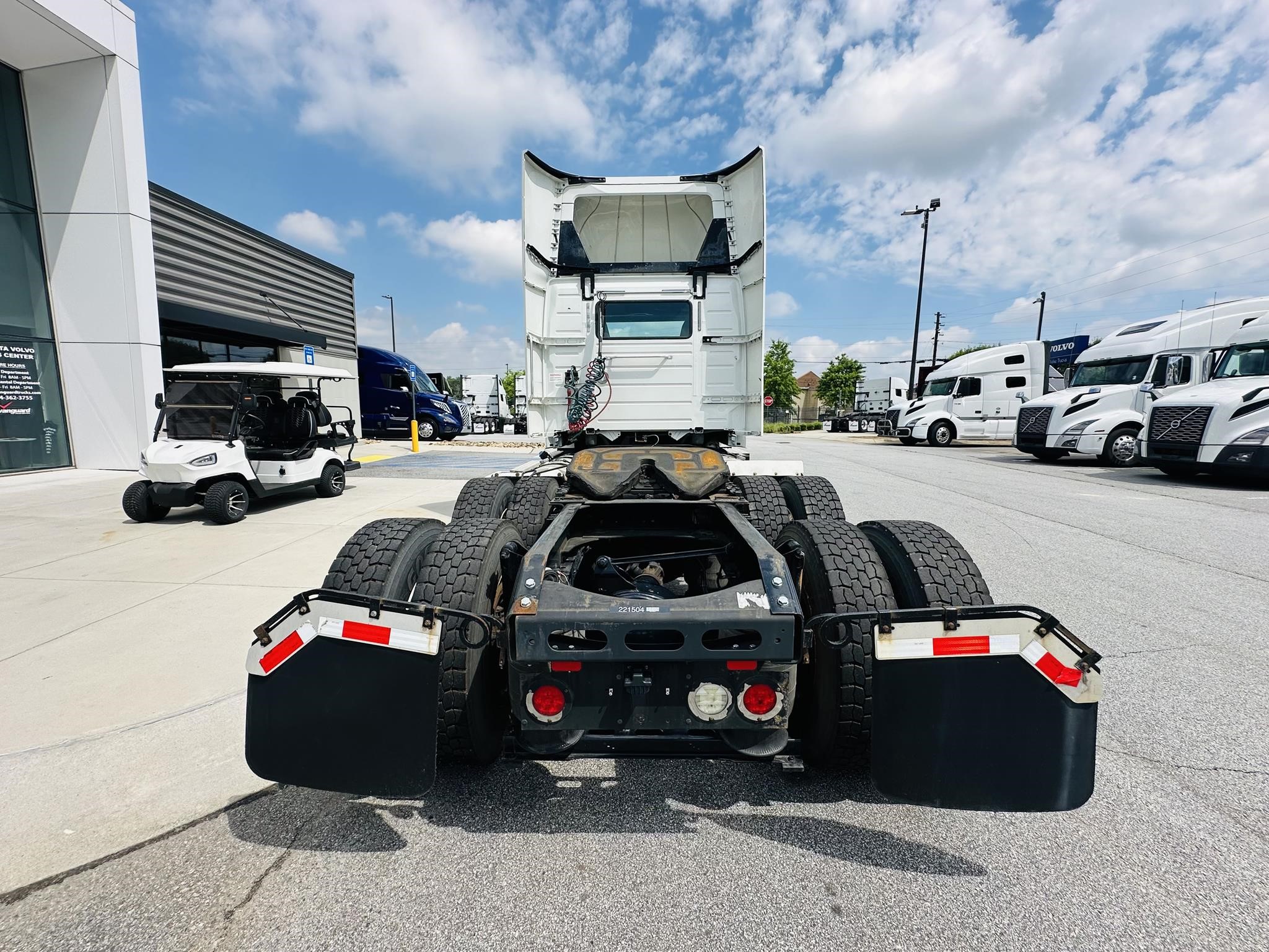 2018 VOLVO VNL64T300 - image 4 of 6