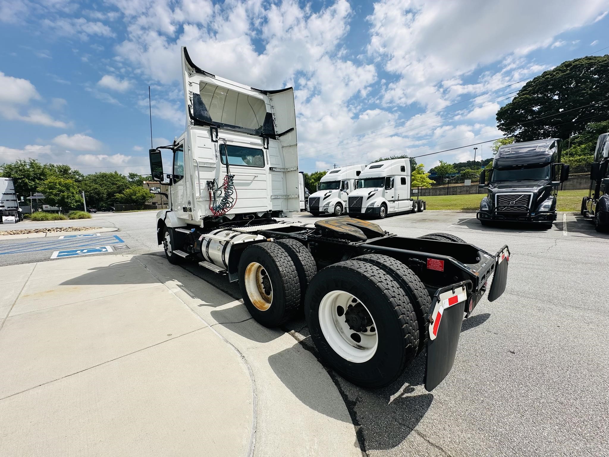 2018 VOLVO VNL64T300 - image 5 of 6