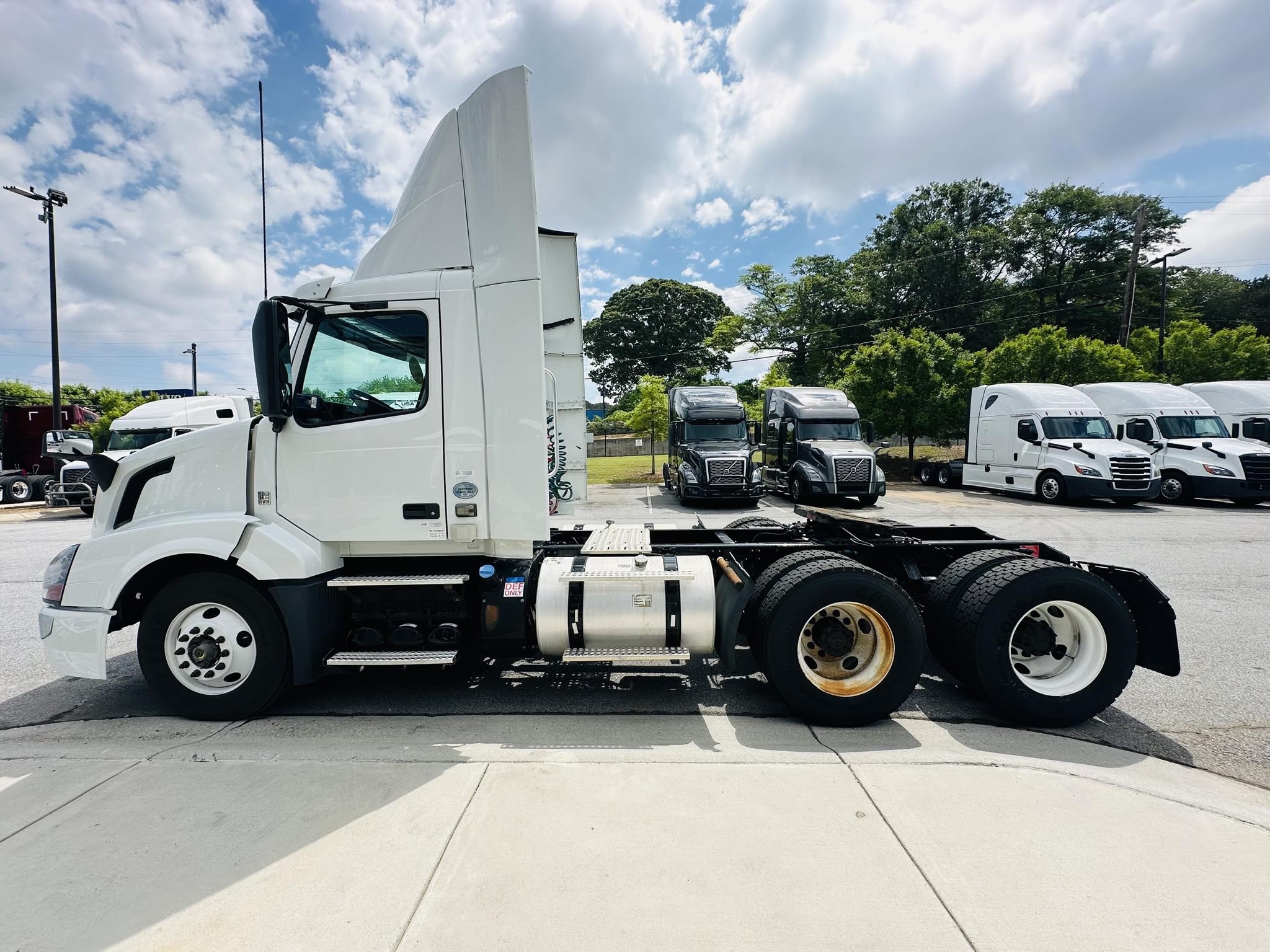 2018 VOLVO VNL64T300 - image 6 of 6